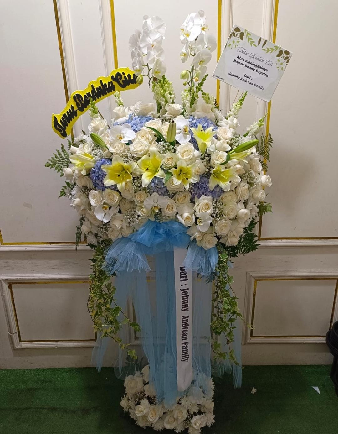 Standing flower turut berduka cita